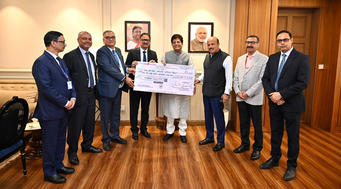 ECGC Ltd hands over dividend cheque to Commerce Minister